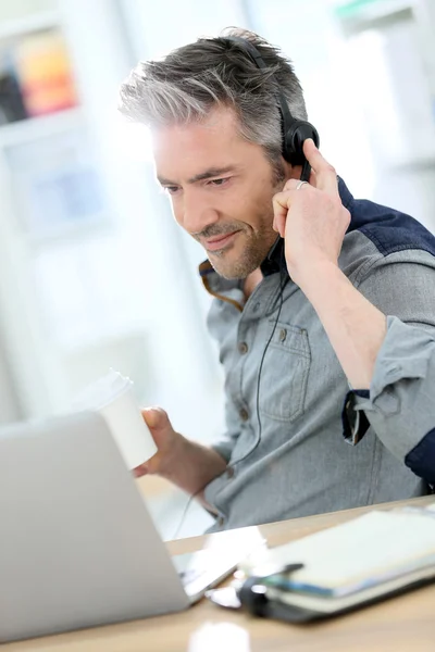 El hombre teletrabajo desde casa —  Fotos de Stock