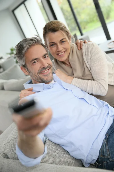 Casal assistindo televisão — Fotografia de Stock