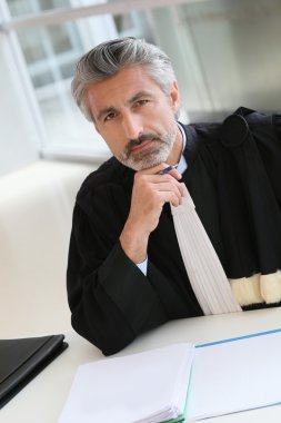 Yargı raporu üzerinde çalışan avukat