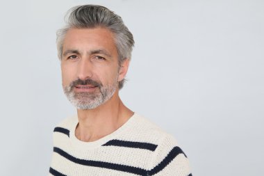 Yakışıklı olgun adam.