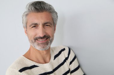 Yakışıklı olgun adam.