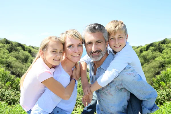 Genitori che danno cavalcata ai bambini — Foto Stock