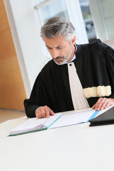 Lawyer working on judgement report — Stock Photo, Image
