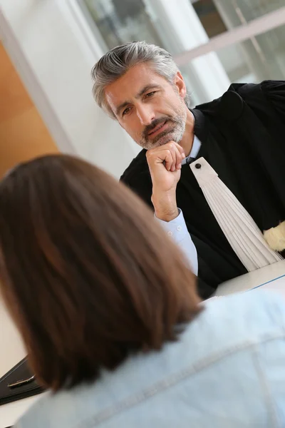 Anwalt im Gerichtsgebäude — Stockfoto