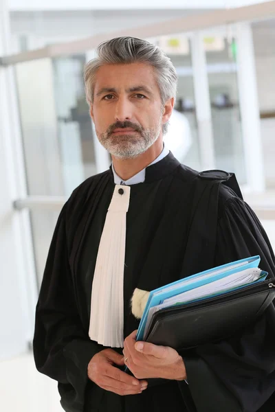 Lawyer in courthouse corridor — Stock Photo, Image