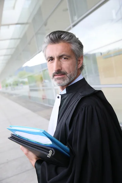 Lawyer outside courthouse building — Stock Photo, Image