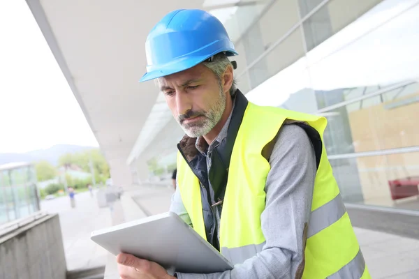 Engenheiro usando tablet — Fotografia de Stock