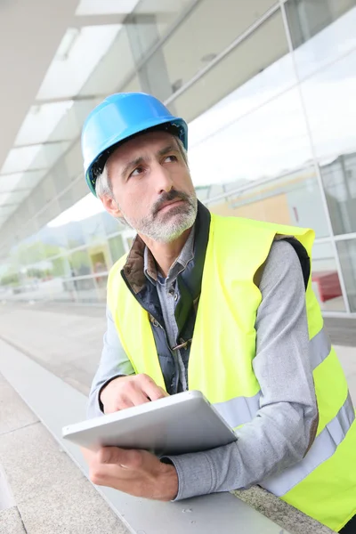 Engineer using tablet — Stock Photo, Image