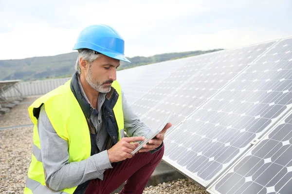 Ingeniero en el techo del edificio — Foto de Stock