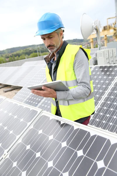 Ingeniero en el techo del edificio — Foto de Stock