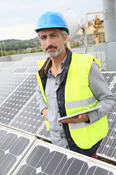 Ingeniero en el techo del edificio — Foto de Stock