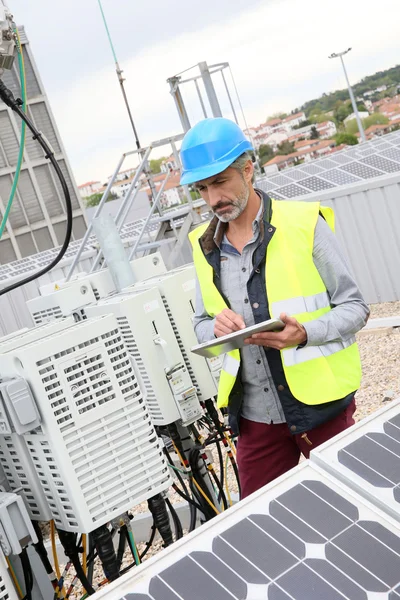 Ingeniero en el techo del edificio — Foto de Stock