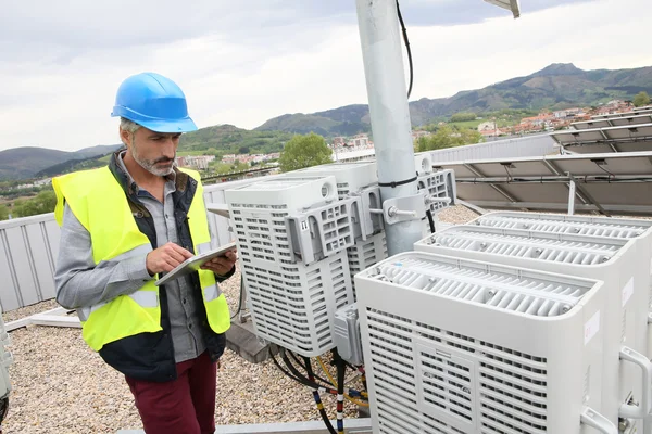 Engineer on building roof — Stock Photo, Image