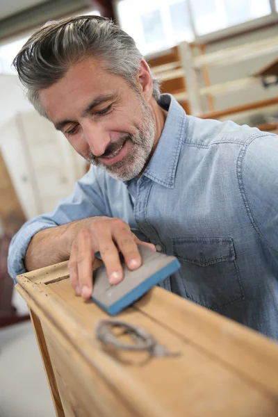 Carpintero trabajando en muebles de madera — Foto de Stock