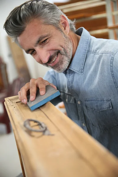 Carpenter working on wood furniture — Stock Photo, Image