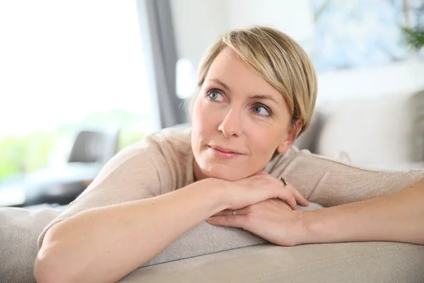 Vrouw ontspannen op de bank — Stockfoto