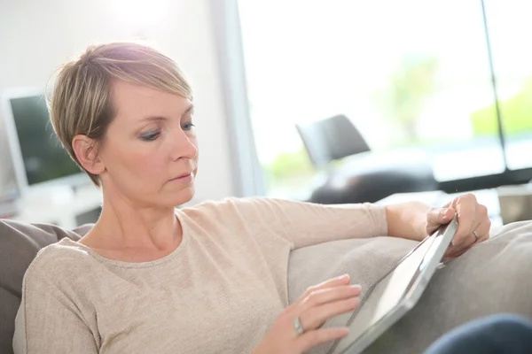 Frau benutzt Tablet — Stockfoto