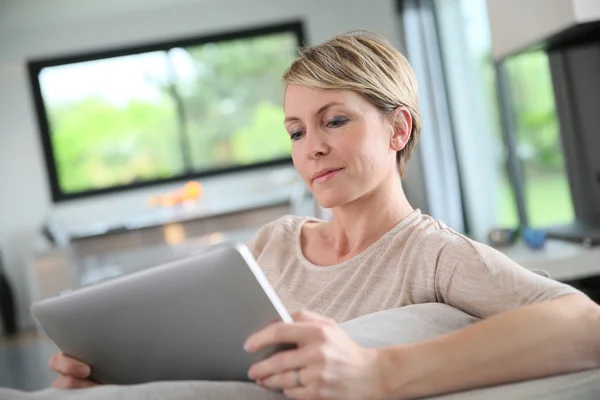 Frau benutzt Tablet — Stockfoto