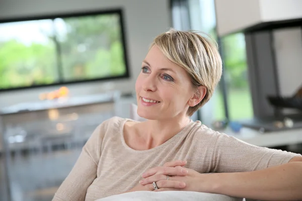 Woman relaxing on sofa — Stock Photo, Image