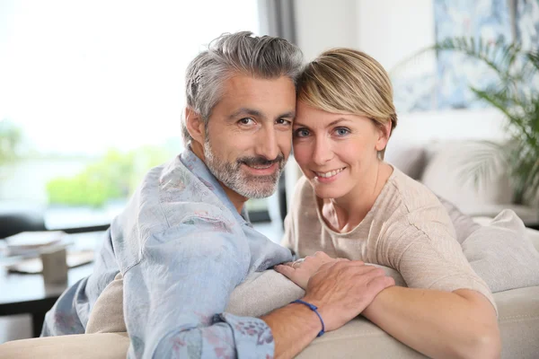 Casal relaxante no sofá — Fotografia de Stock