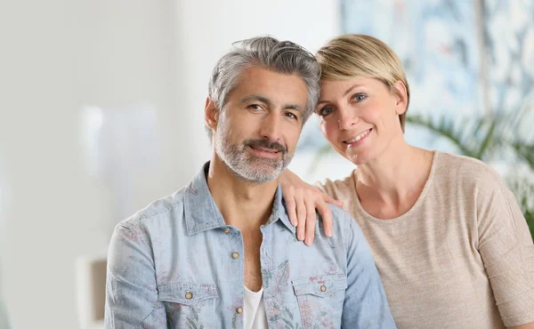 Coppia matura in casa — Foto Stock