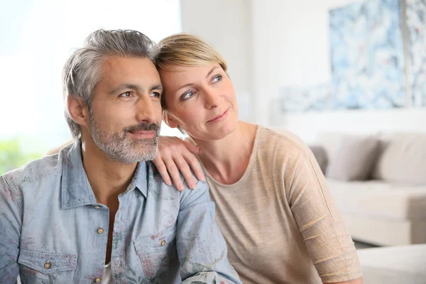 Casal olhando para o futuro — Fotografia de Stock