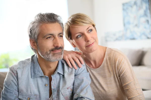 Couple regardant vers l'avenir — Photo