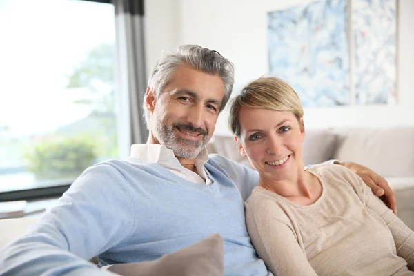 Casal relaxante no sofá — Fotografia de Stock