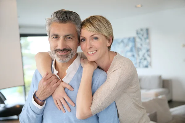 Couple standing in home — Stock Photo, Image