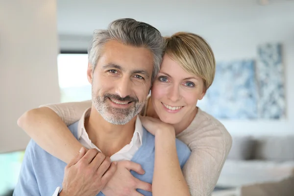 Casal de pé em casa — Fotografia de Stock