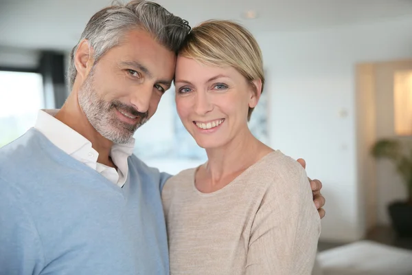 Paar staande in huis — Stockfoto