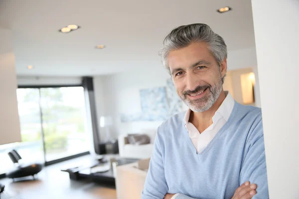 Man in moderne woning — Stockfoto