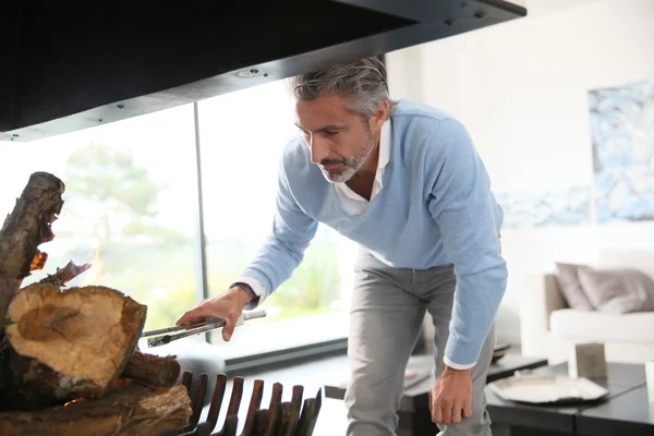 Man preparing fire — Stock Photo, Image