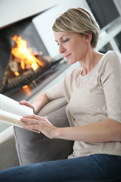 Kvinna läsning bok — Stockfoto