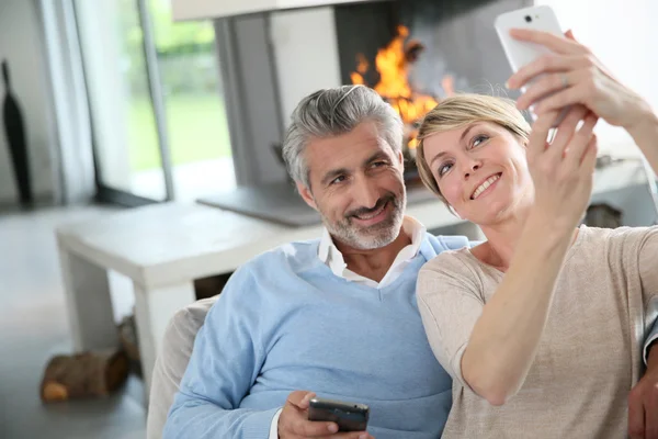 Couple using smartphones — Stock Photo, Image