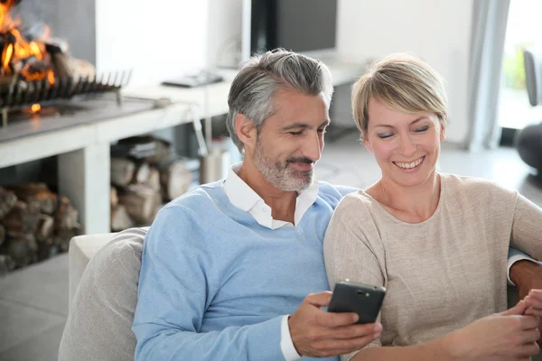 Par ved hjælp af smartphone - Stock-foto