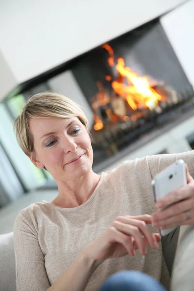 Frau sendet Nachricht — Stockfoto