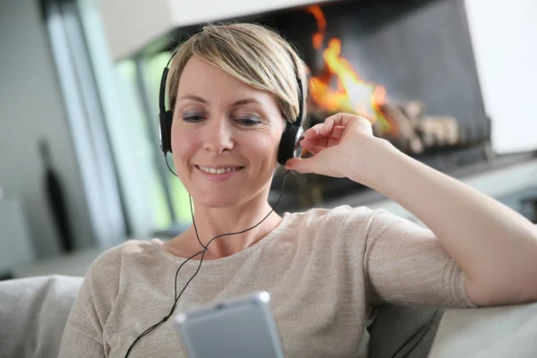 Femme écoutant de la musique avec smartphone — Photo