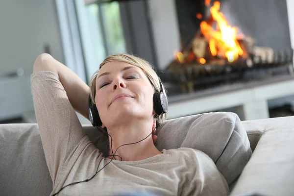 Kvinnan lyssnar på musik — Stockfoto