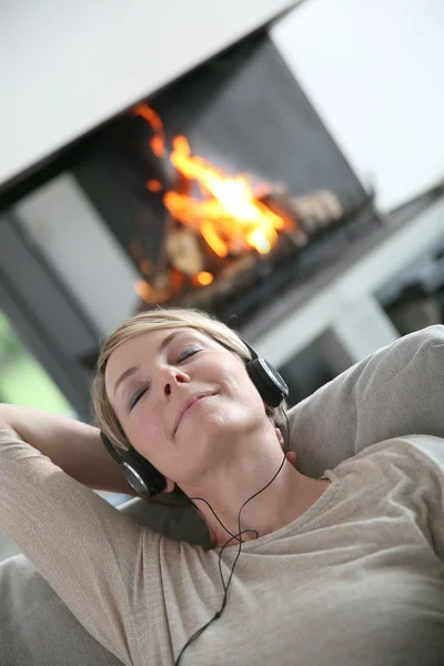 Kvinnan lyssnar på musik — Stockfoto