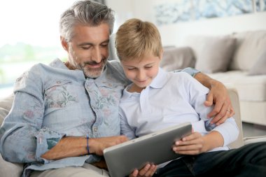 Baba ve oğul tablet kullanma