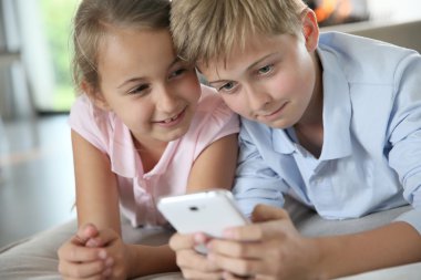 Smartphone ile oynayan çocuklar