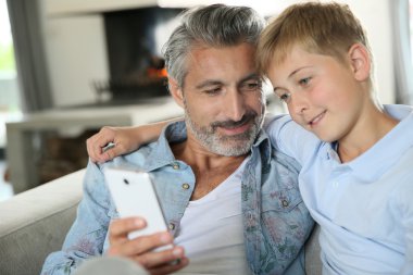 Baba ile oğlu smartphone ile oynamak