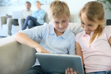 Çocuklar dijital tablet kullanma