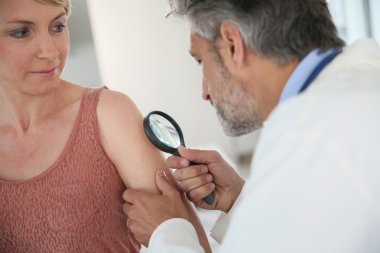 Kadının köstebek seyir dermatolog