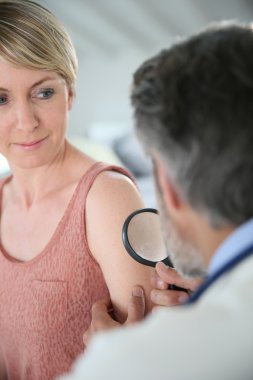 Kadının köstebek seyir dermatolog
