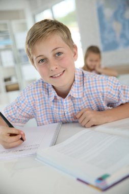 Sınıfta oturmuş çocuk