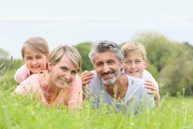Çimlere bırakmasını aile