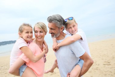 Aileler çocukları sırtında taşıyor.