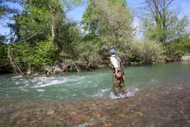 Kahverengi alabalık yakalamak balıkçı
